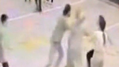 Çocuklara bıçak çekti! Araya gireni yaraladı!