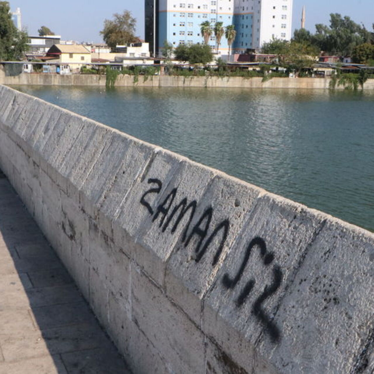 16 asırlık Taşköprü'nün üzerinde sprey boya!
