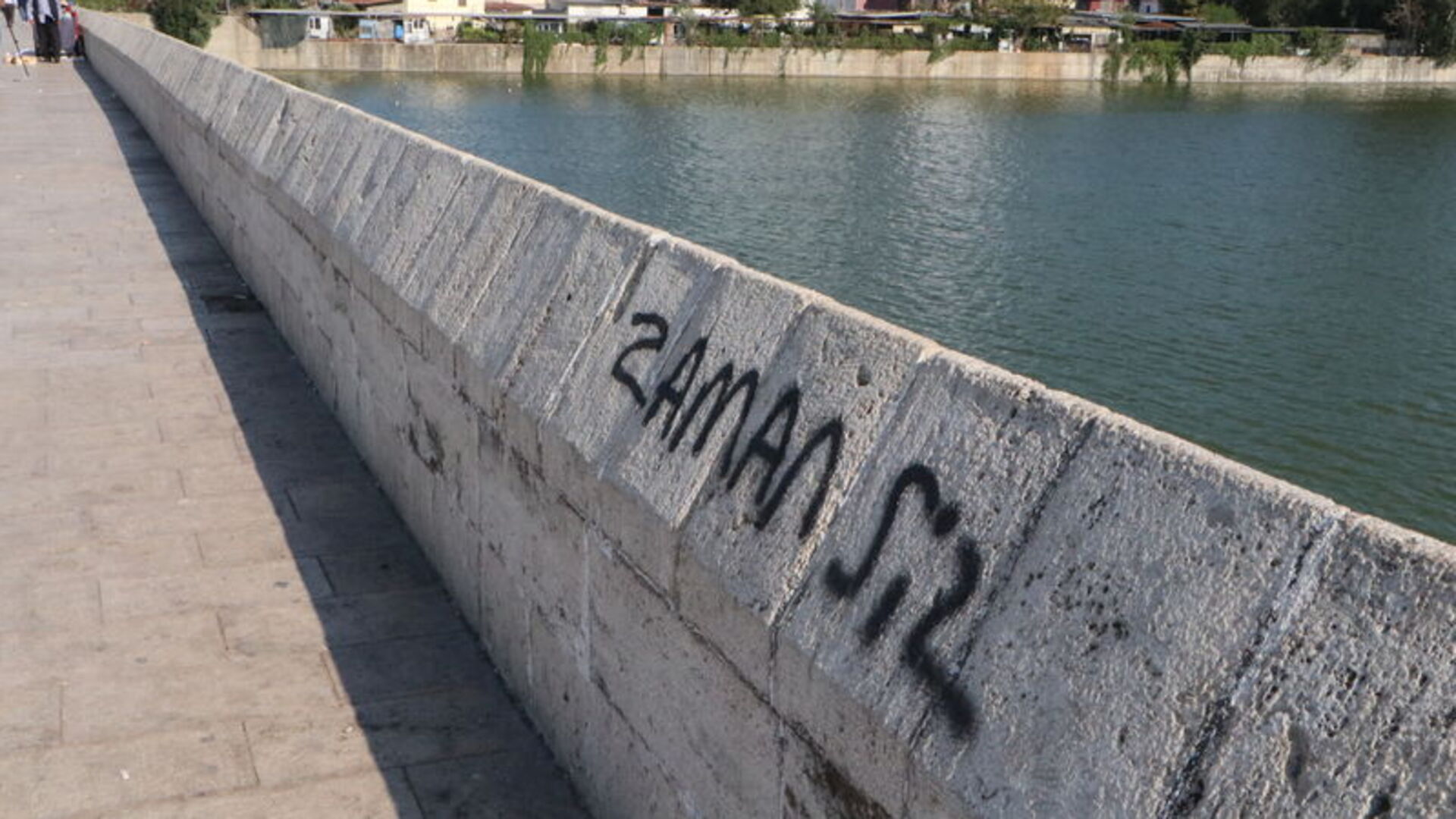 16 asırlık Taşköprü'nün üzerinde sprey boya! | Son dakika haberleri