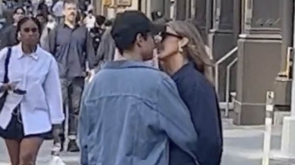 Sokakta aşka geldiler