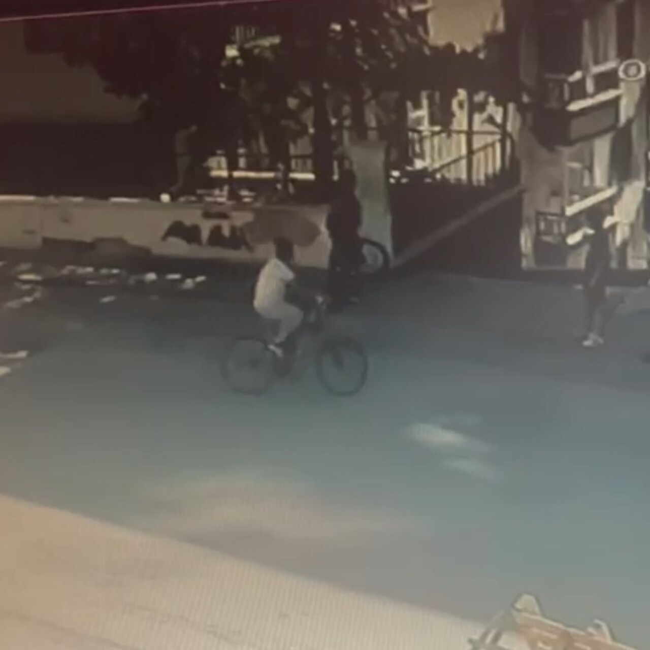 Bisikletiyle ölüme uçtu! Aileden feci iddia!