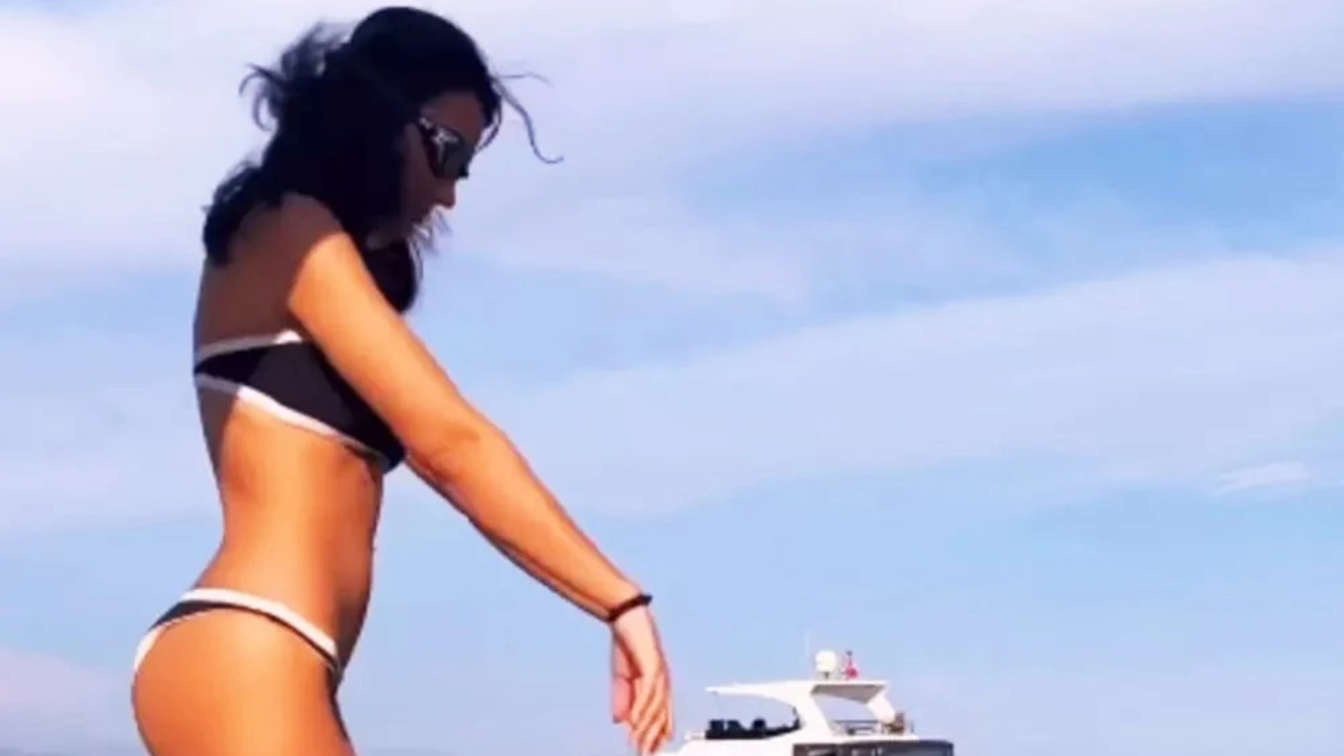 Tuvana Türkay'ın Muhteşem Deniz Keyfi: Mavinin Kalbinde Bir Kaçamak!