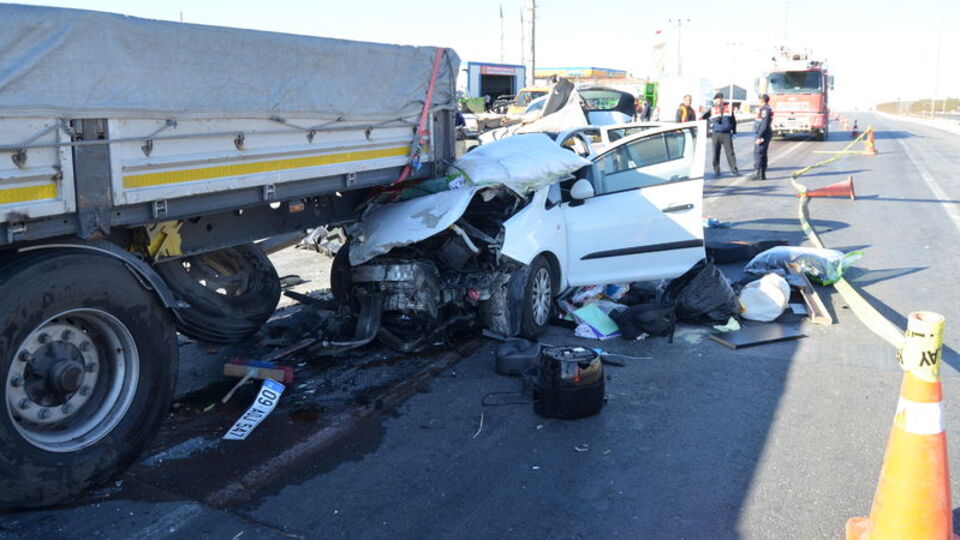 Anne ile oğlunu ayıran kaza kamerada!