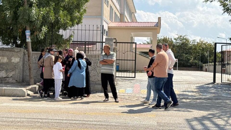 2 öğretmen okulda bıçaklandı!