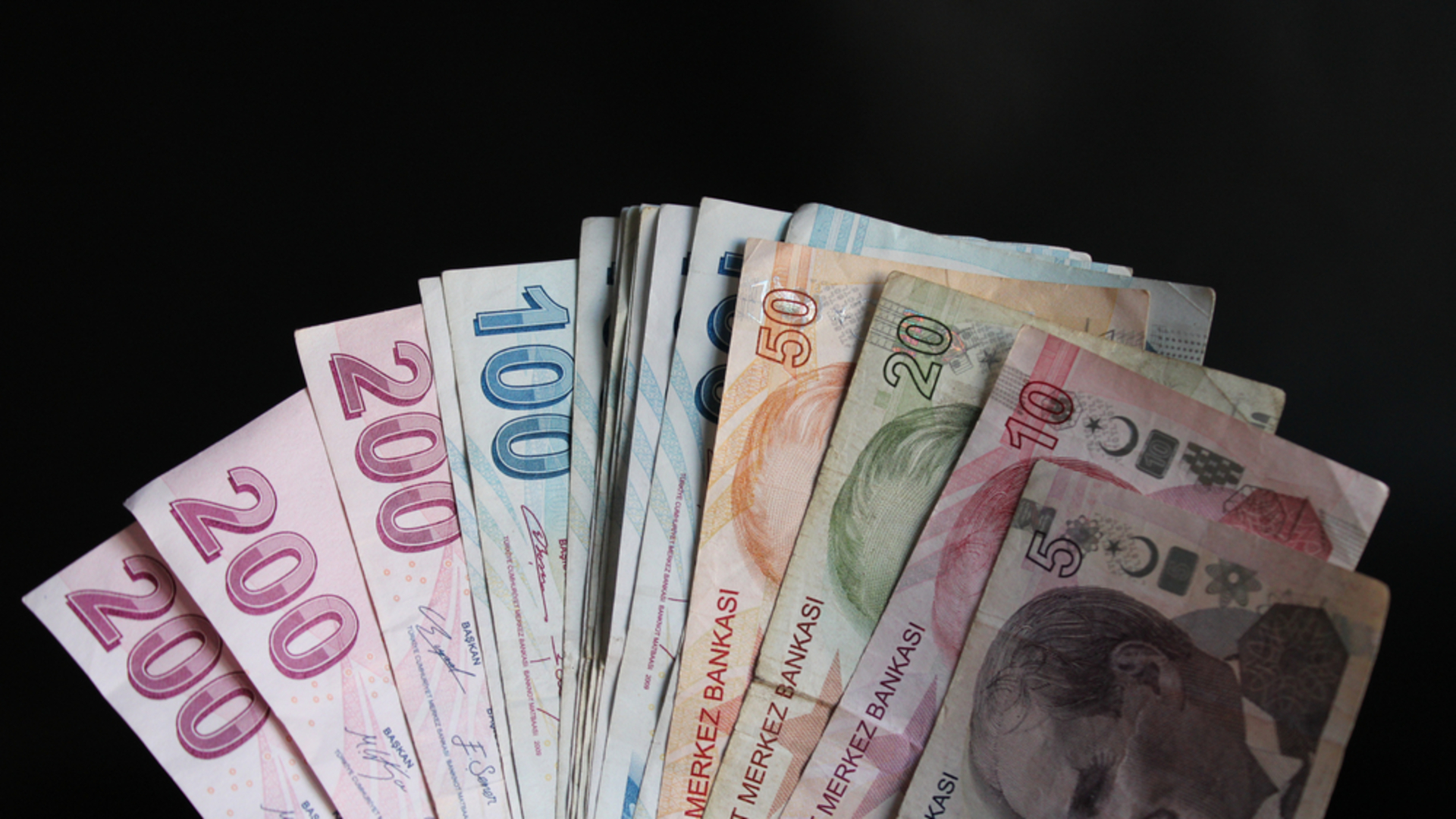 Kredi kartı ve KMH faiz oranı düştü! 2025 Eylül Kredi kartı ve KMH güncel faiz oranı ne kadar oldu?