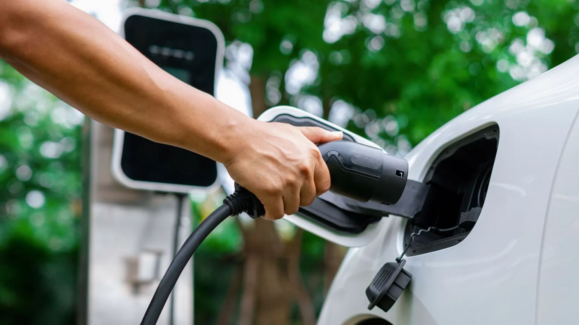 Elektrikli Araç Devrimi Hız Kesmiyor: Ağustos'ta Şarj İstasyonu Sayısı 33 Bin Sınırını Aştı!