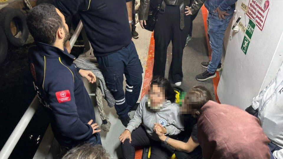 Üsküdar'da yolcu teknesi ile yük gemisi çarpıştı