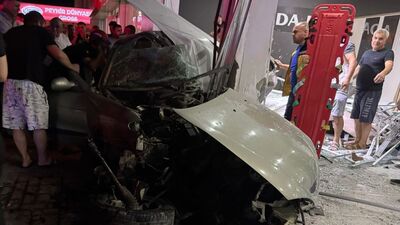 Otomobil mobilya mağazasına girdi