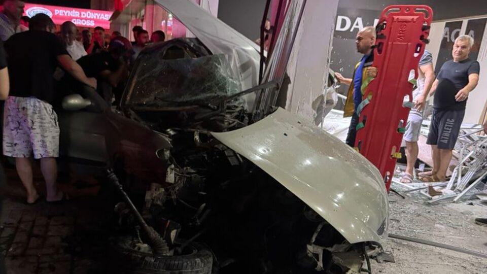 Otomobil mobilya mağazasına girdi