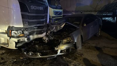 Park halindeki araçlara çarptı: 4 ağır yaralı