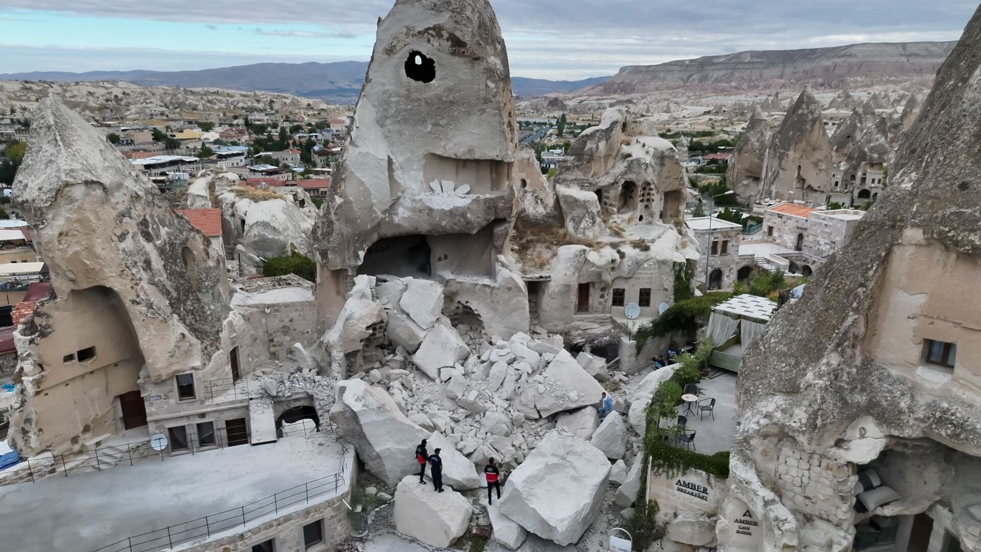 Göreme’de bir peribacası kısmen yıkıldı... Çevresi şeritlerle kapatıldı