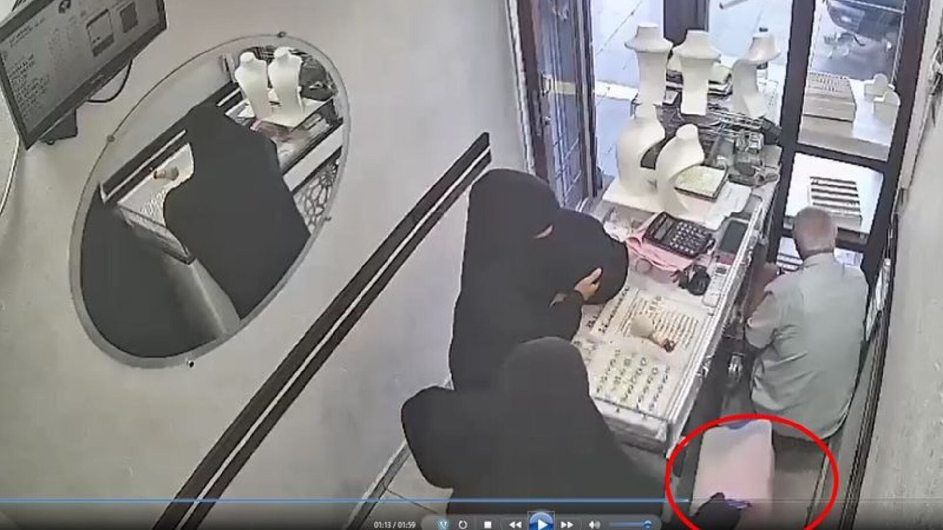 Diyarbakır'da Kuyumcu Soygunu: Müşteri Kılığındaki Hırsızlar 25 Kilo Altını Kapıp Kaçtı!