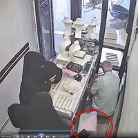 Kuyumcunun dikkatini dağıtıp 2.5 kilo altını çaldılar!