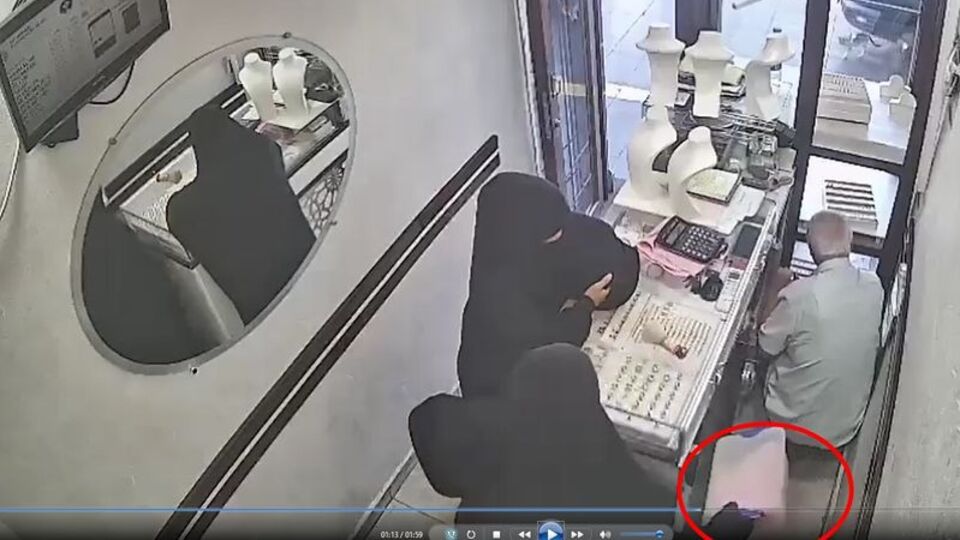 Kuyumcunun dikkatini dağıtıp 2.5 kilo altını çaldılar!