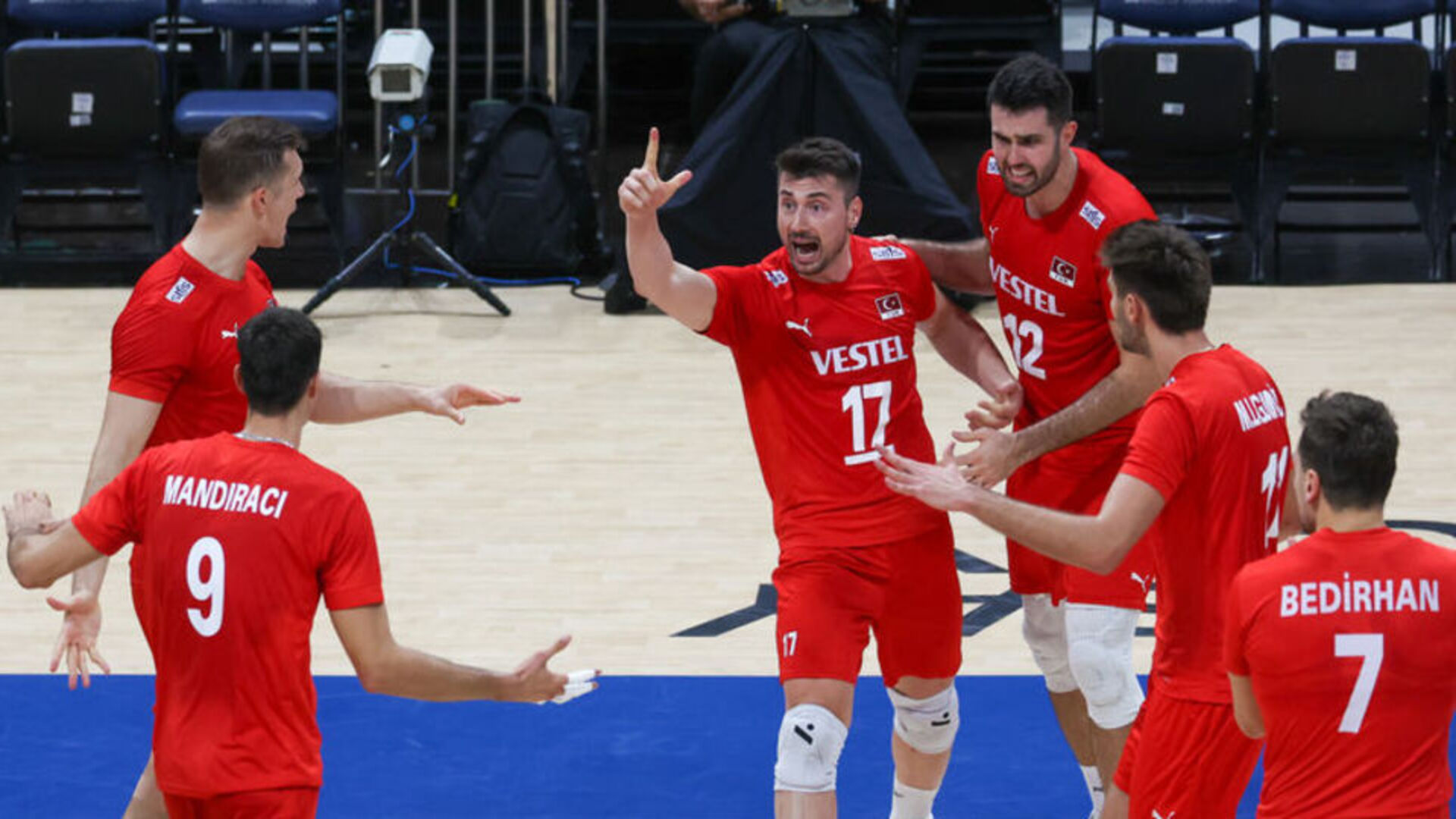 Fileni̇n Efeleri̇ Çeyrek Fi̇nalde! Türki̇ye-Polonya Voleybol Mücadelesi̇ İçin Geri̇ Sayım Başladı