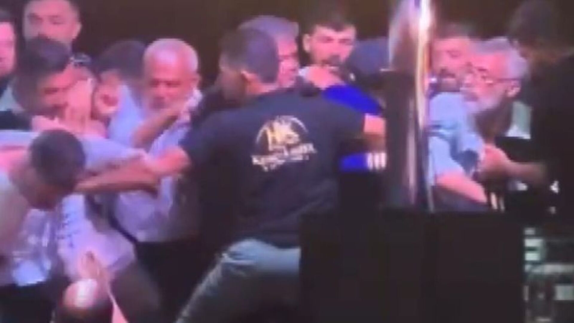 Düğünde, karşısında şarkı söylemeyi reddeden şarkıcıya saldırdı - En Son Haberler