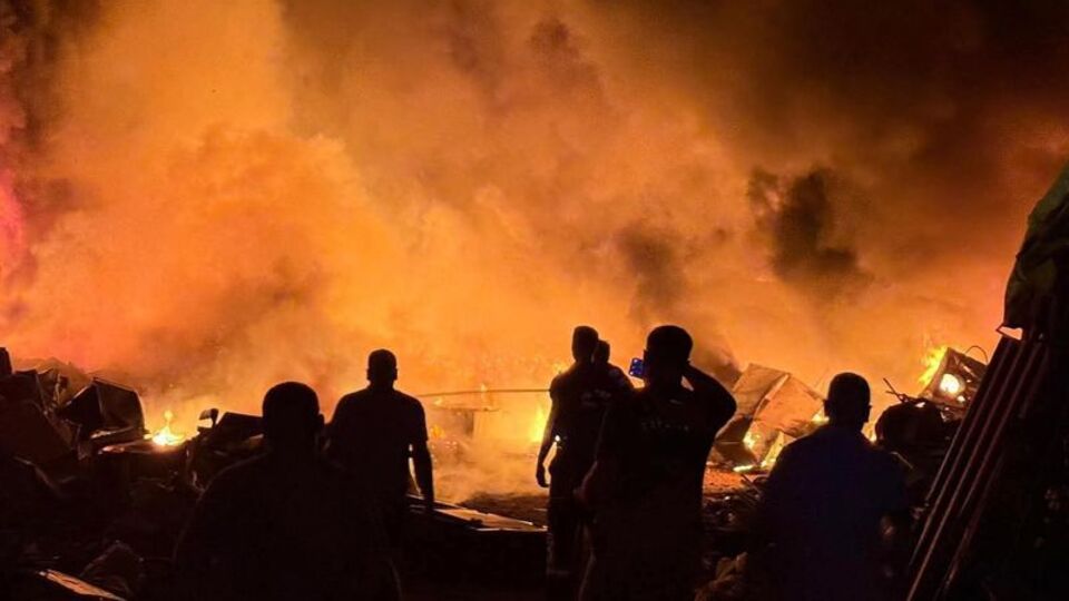 Hurdalıktaki yangın, ağaçları yaktı