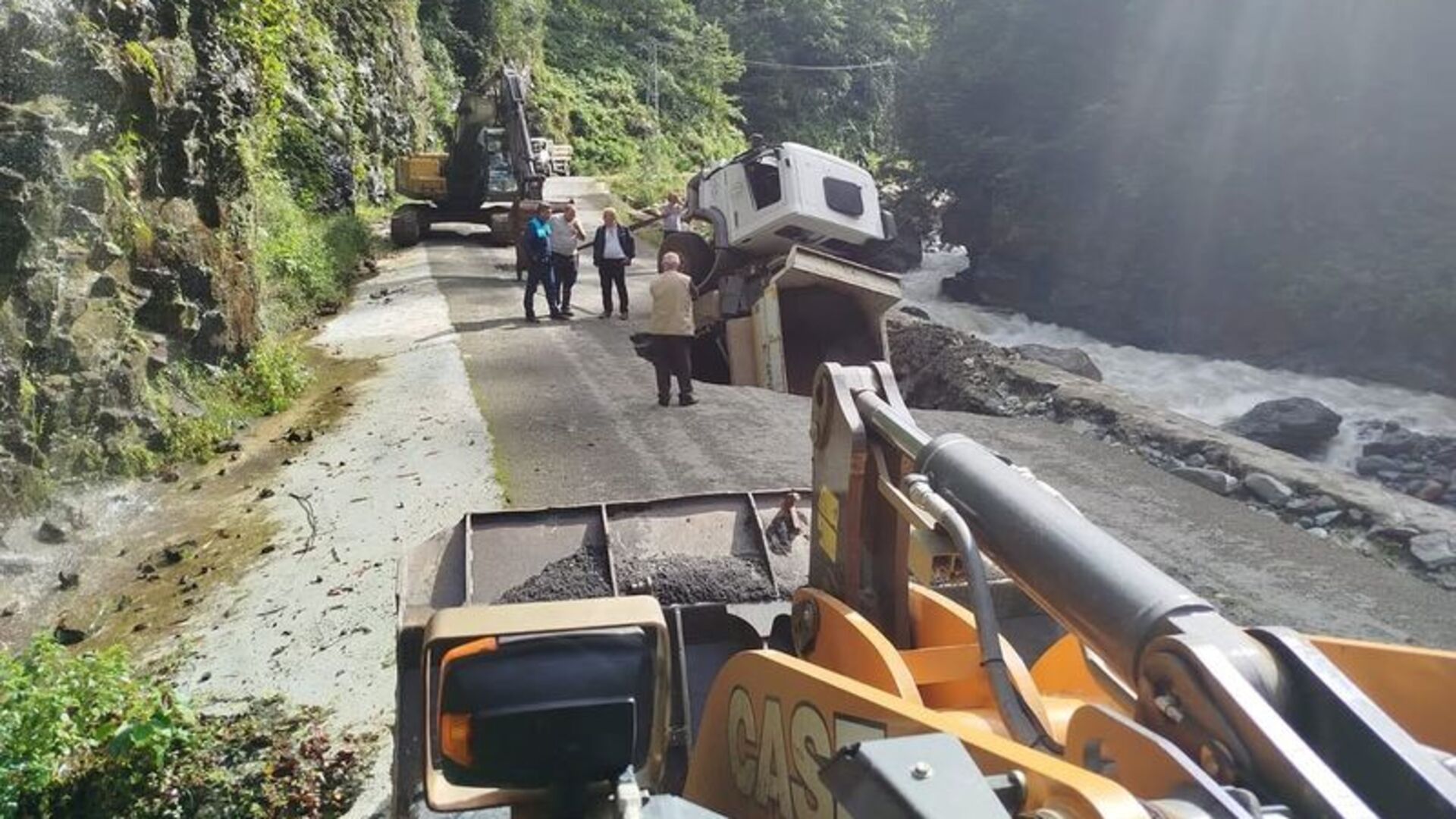 Artvin'de yol onarım sırasında kamyon göçüğe düştü: 1 yaralı