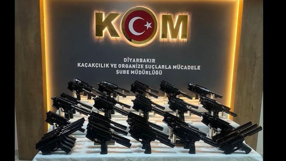 Resmen cephanelik! Ruhsatsız silahlar ele geçirildi!