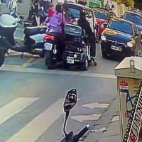 Çarptığı kadın bayıldı, tepki gösterenlere bıçak çekti!