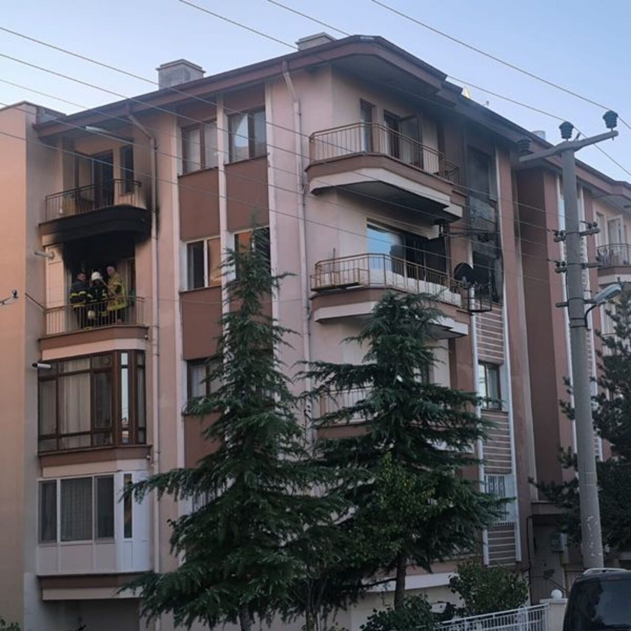 81 yaşındaydı... Alevler her yanı sardı! Kurtulmak için balkondan atladı!