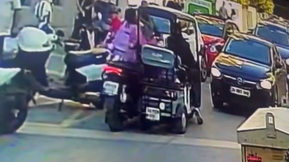 Çarptığı kadına tokat attı, çevredekilere bıçak çekti!