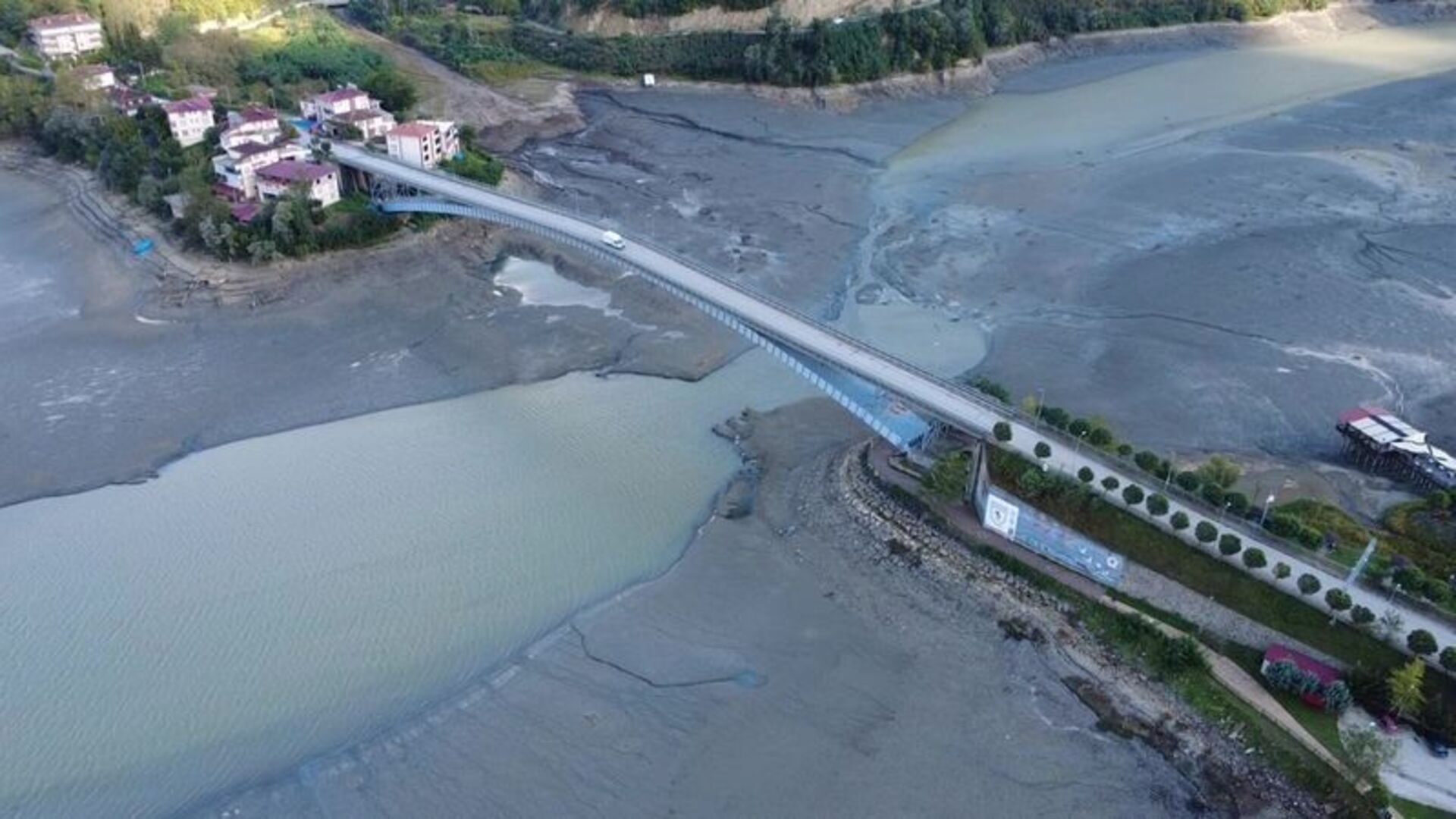 Saklı Cennet Ortaya Çıktı: Ayvacık Barajı'nın Suları Çekilince Unutulmuş Köy ve Tarihi Köprü Gün Yüzüne Çıktı!