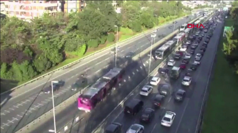 Kadıköy'de 2 metrobüs çarpıştı!