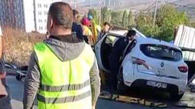 Aracı deldi, sürücünün bacağına saplandı!