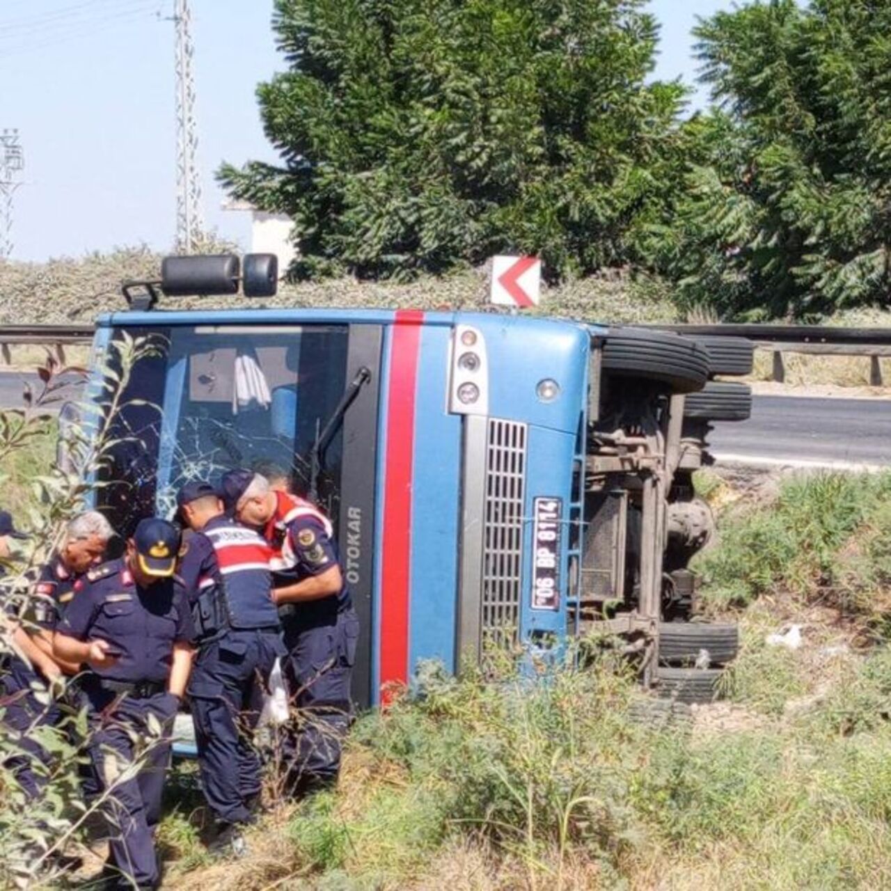 Cezaevi aracı devrildi, 13 kişi yaralandı