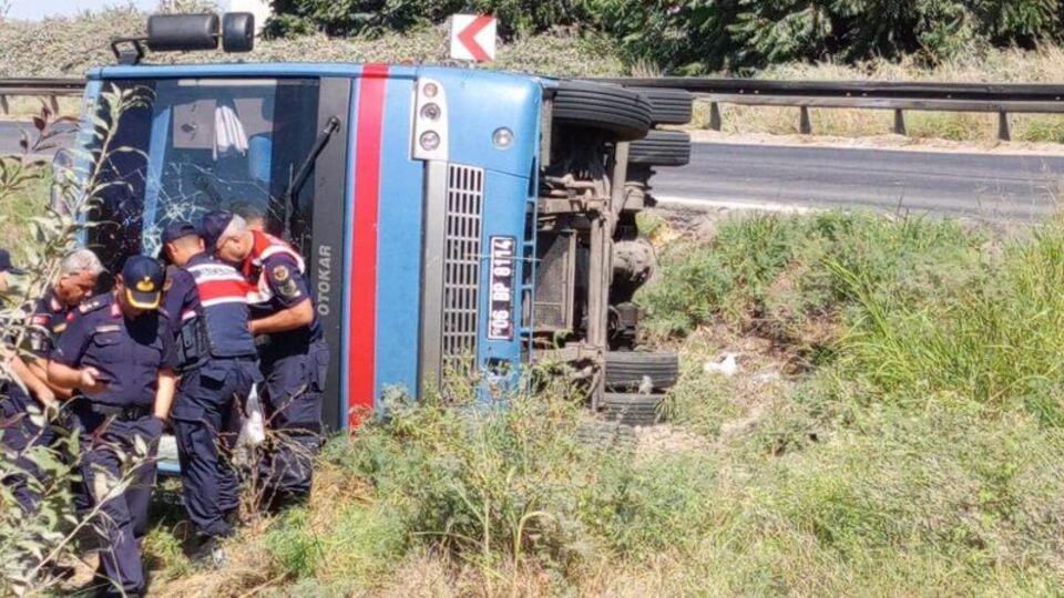Cezaevi aracı devrildi, 13 kişi yaralandı
