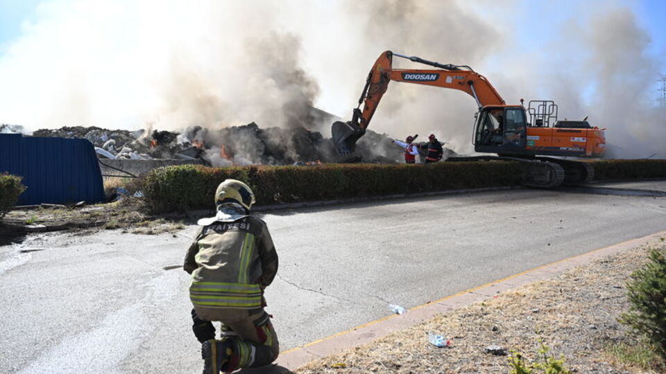 Depolama tesisinin çöplüğünde yangın