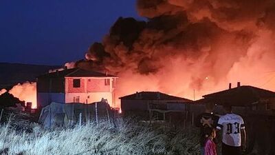 Hurdalıktaki yangın yakındaki 2 eve de sıçradı