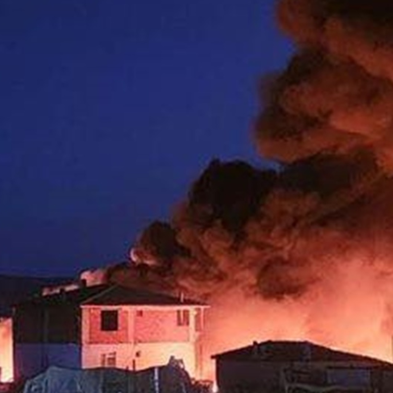 Hurdalıkta başladı, evler yandı!