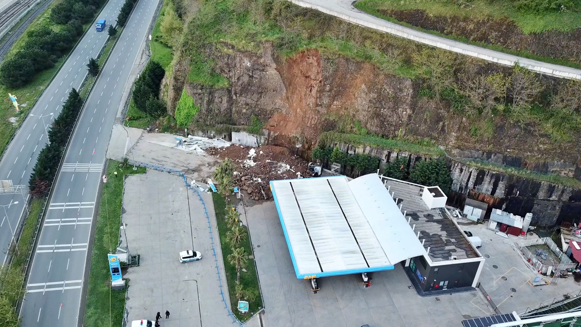 Baba ve 2 kızı hayatını kaybetti! Öldüren heyelana ruhsatsız oto yıkama yol açtı!