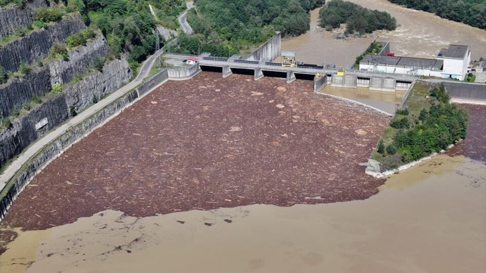 Artvin'de kaydedildi! Sel çöpü!