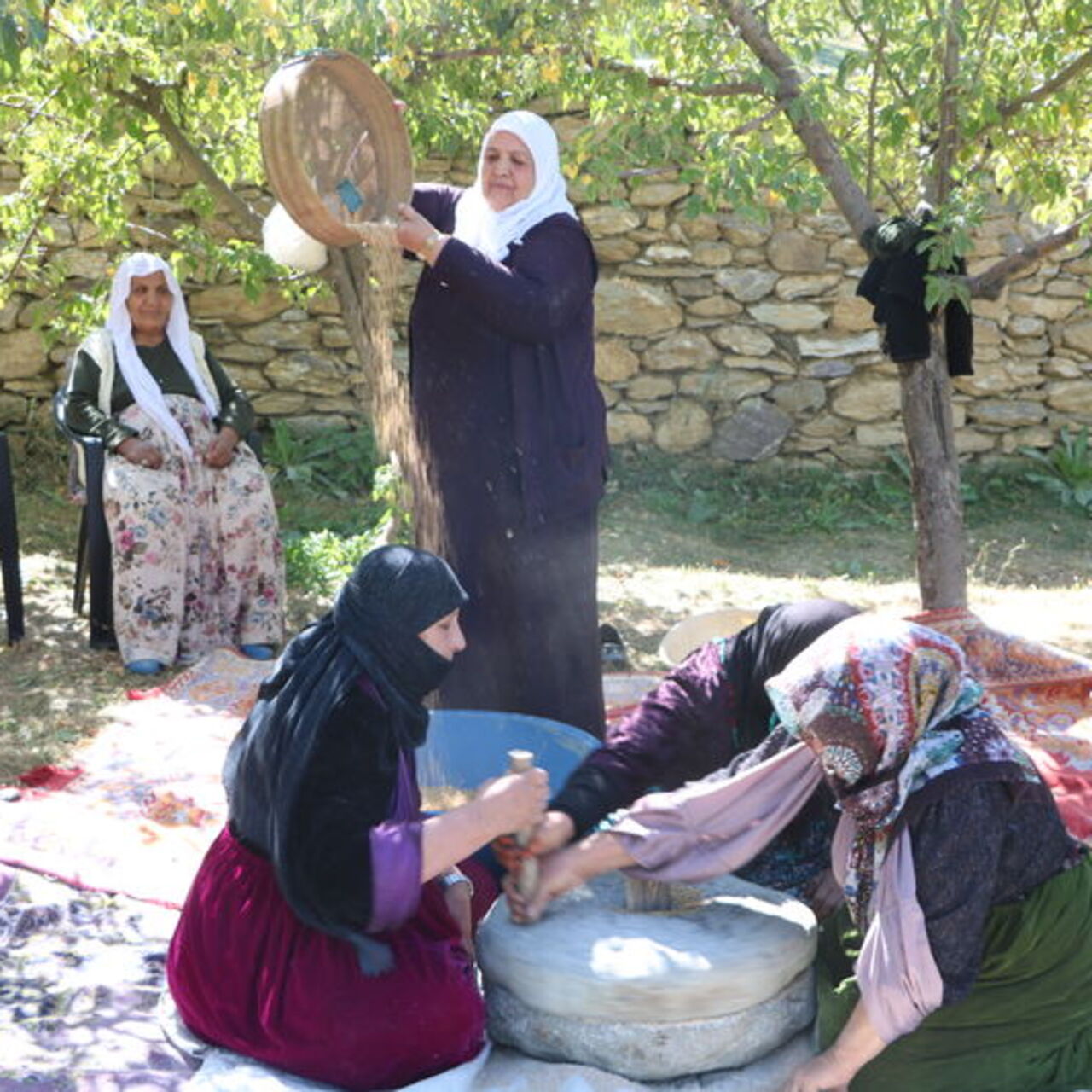 Hakkari'de kadınların taş değirmen mesaisi