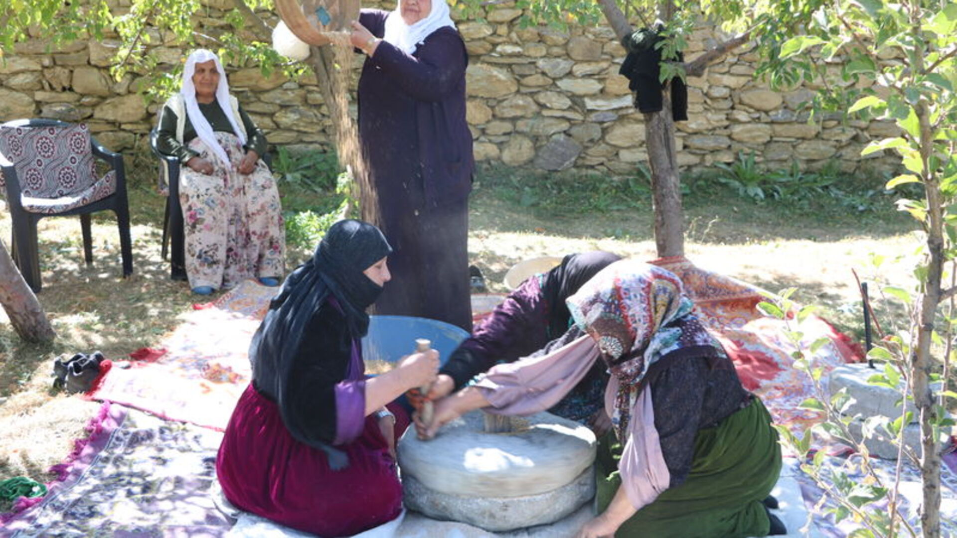 Hakkari'de kadınların taş değirmen mesaisi | Son dakika haberleri