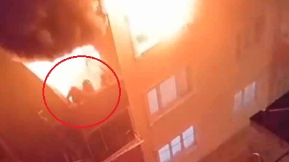 Dehşetin görüntüsü! Balkona kaçtılar ama kurtulamadılar!