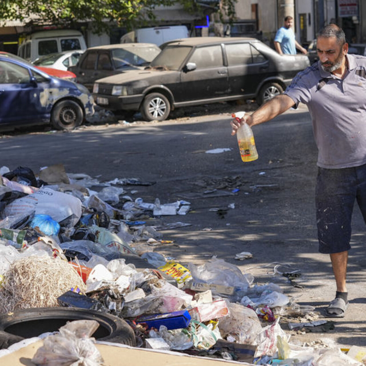 İzmir'de esnaftan mazotla haşere önlemi