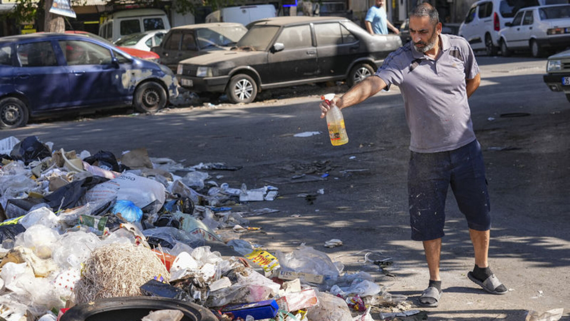 İzmir'de Esnaftan Akıl Almaz Yöntem: Haşerelere Karşı Mazotla Mücadele!
