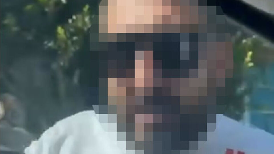 Önünü kesip aracının camını yumrukladı