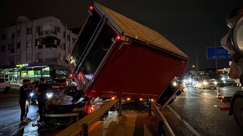 Otomobil ile kamyonet çarpıştı: 3 yaralı