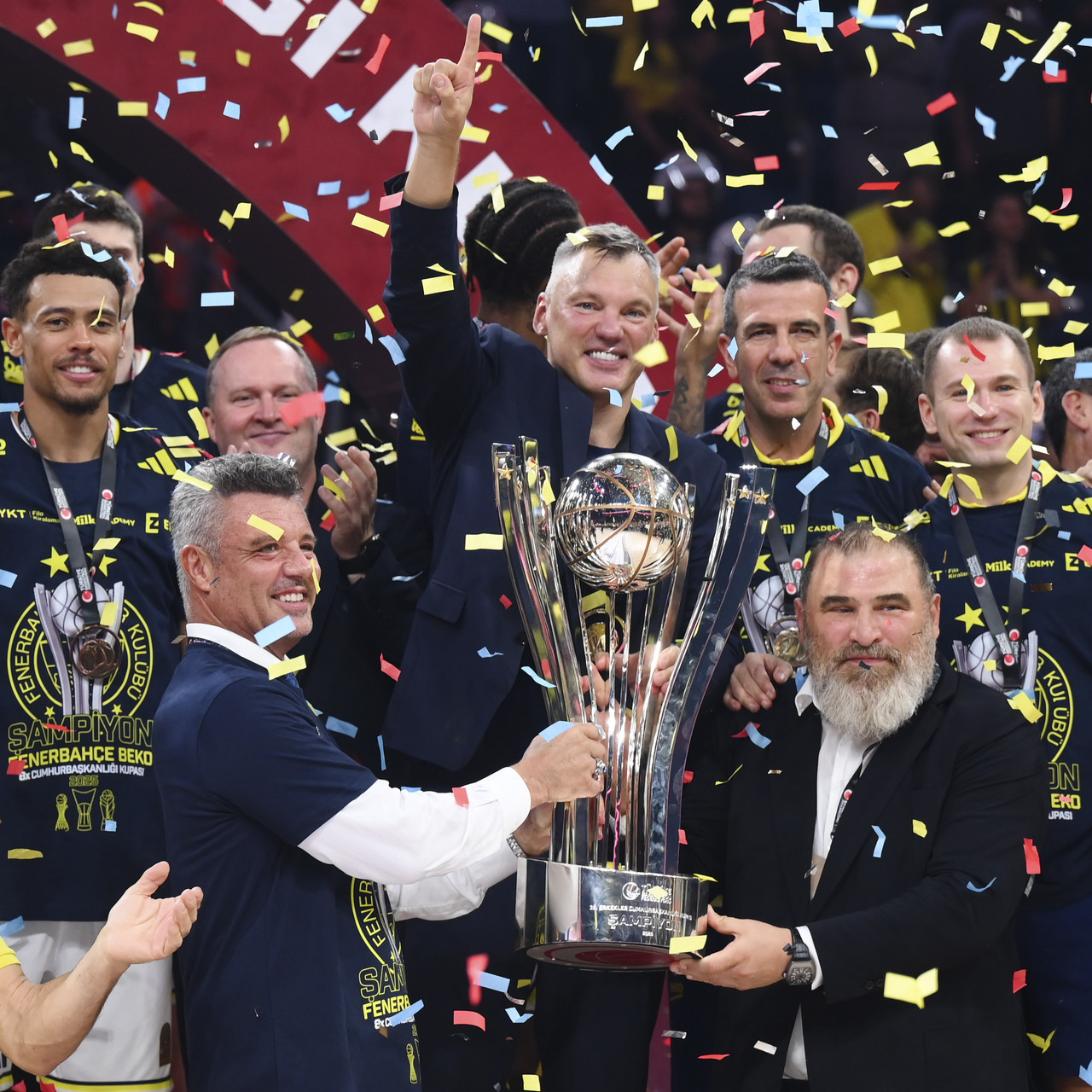 Fenerbahçe Beko kupasını aldı!