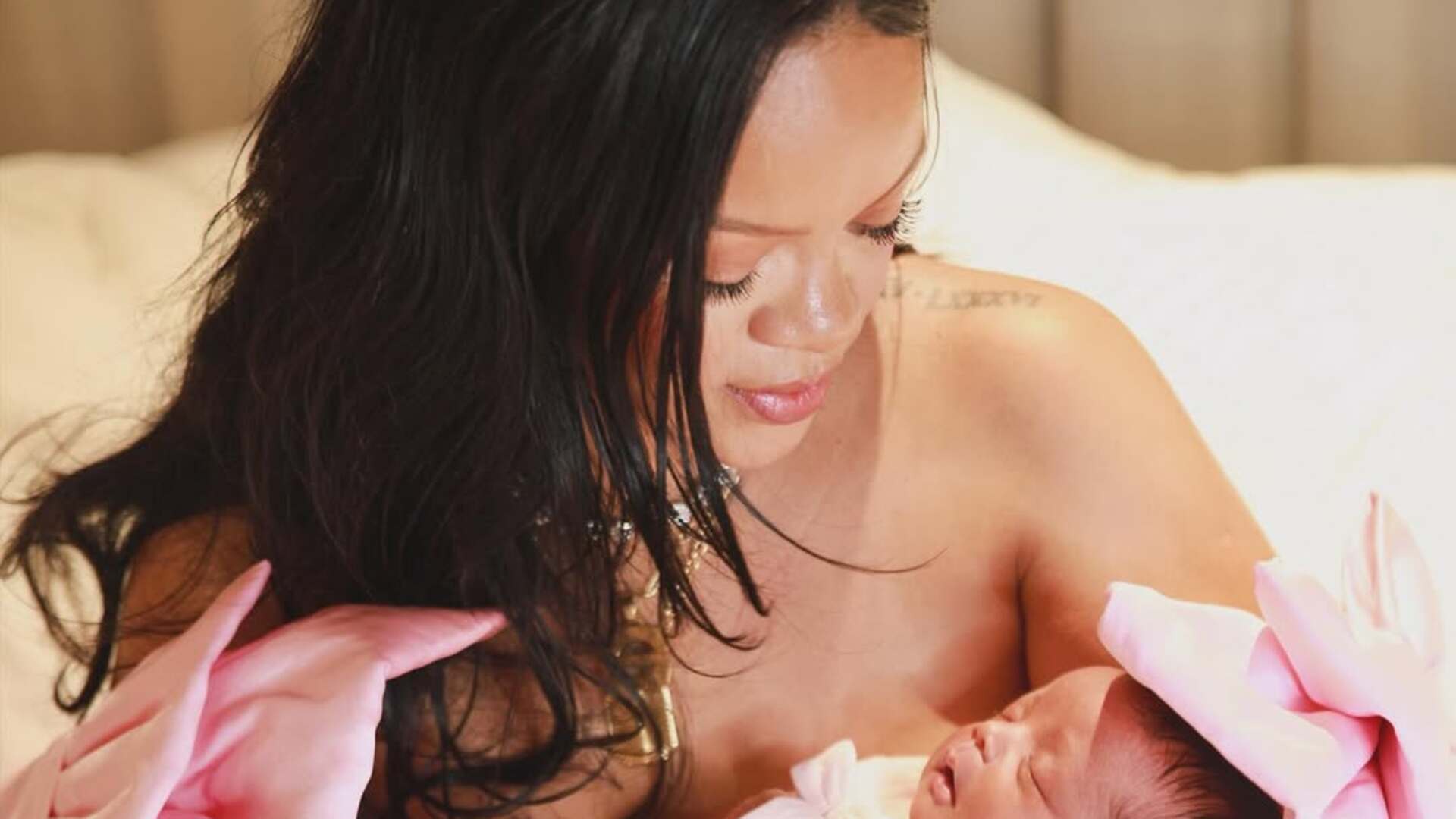 Rihanna'nın Kalbini Eriten An! Bebek Kızı Rza ile İlk Kez Görüntülendi