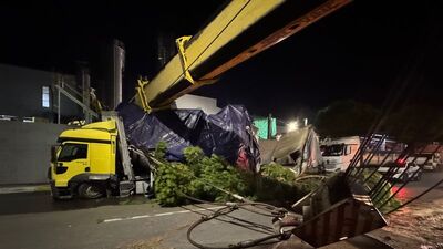 Vinç, TIR'ın üzerine devrildi: 1 yaralı