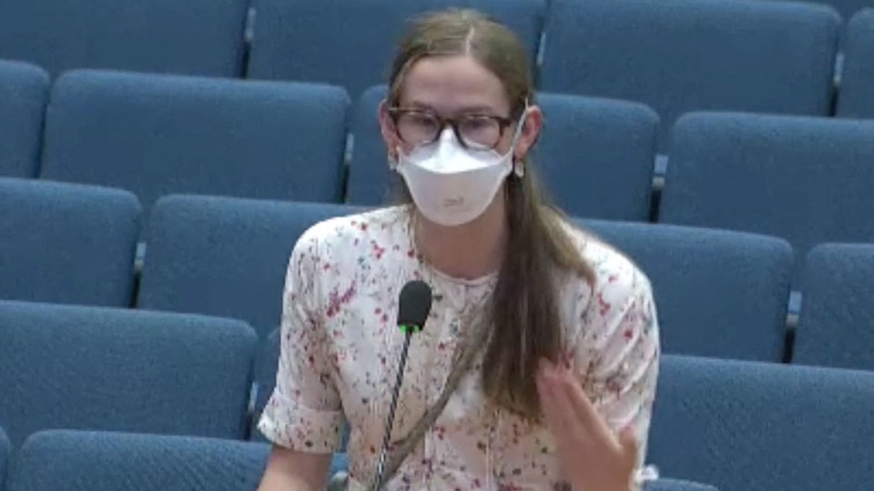 Violet Affleck BM'de konuştu