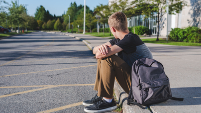 Liselerde her 3 erkekten biri hem zorba hem mağdur