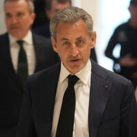 Sarkozy, Kaddafi'den para almaktan suçlu bulundu