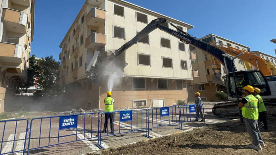 Fatih'te 33 yıllık sitenin yıkımına başlandı
